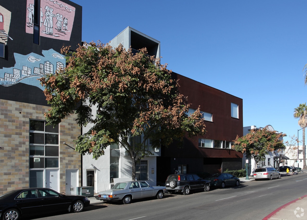 Building Photo - The Titan