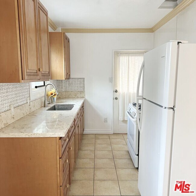 Building Photo - 1333 1/2 Masselin Ave