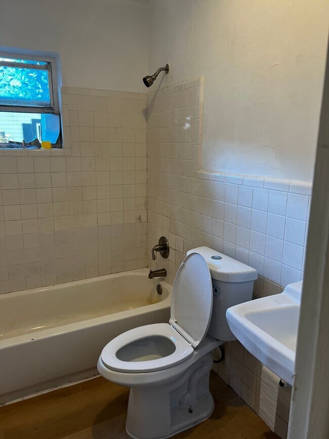 Foto del edificio - Duplex near Bumby/Michigan