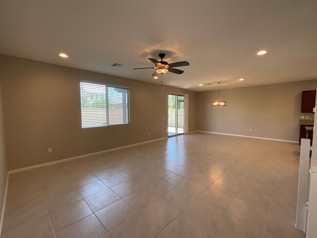 Foto del edificio - Home 3brs, 3bth, den, 2cg, private back yard.