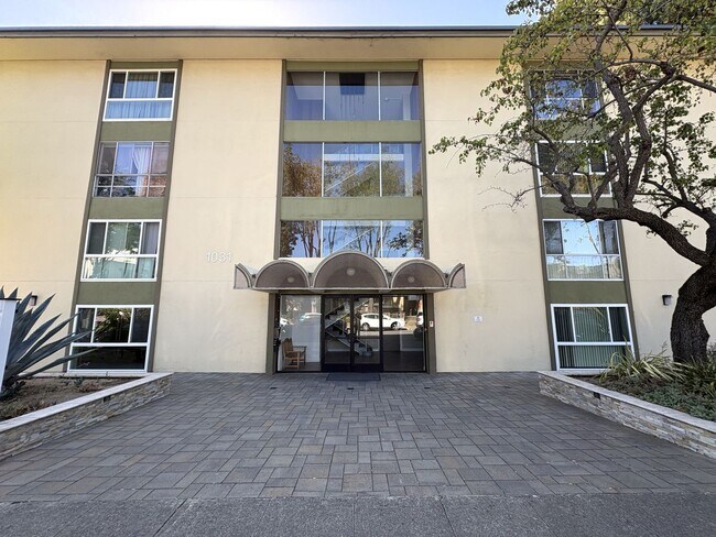 Foto del edificio - Spacious Updated 2 Bed / 2 Bath Condo with A/C, Huge Balcony & Community Pool