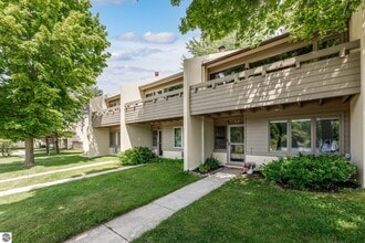 Building Photo - 5000 Town House Rd