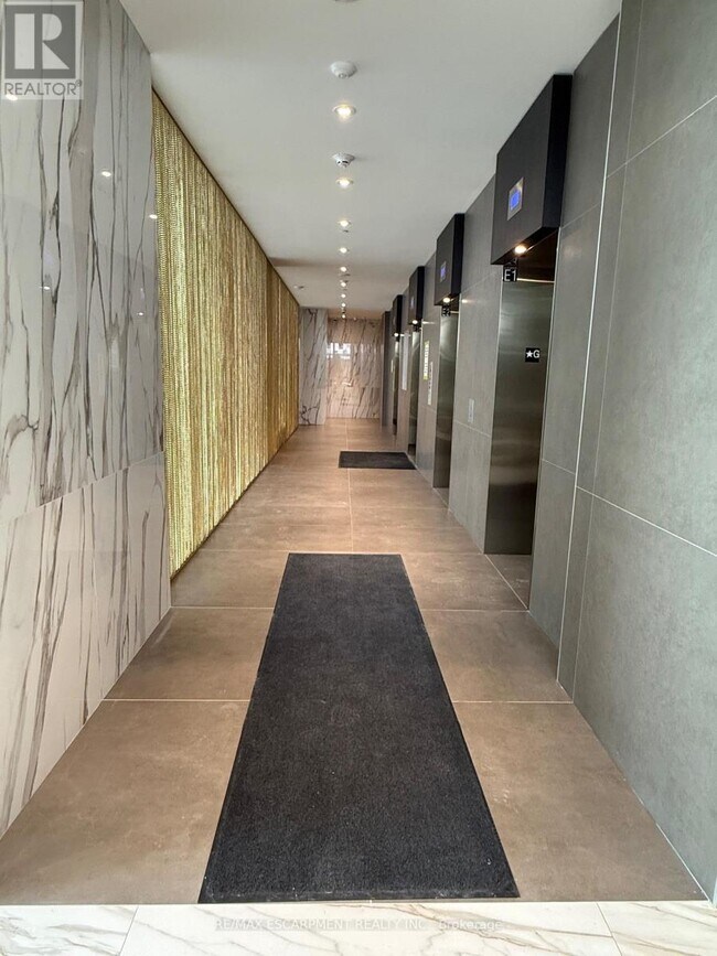 Photo du bâtiment - 448 Burnhamthorpe Rd W