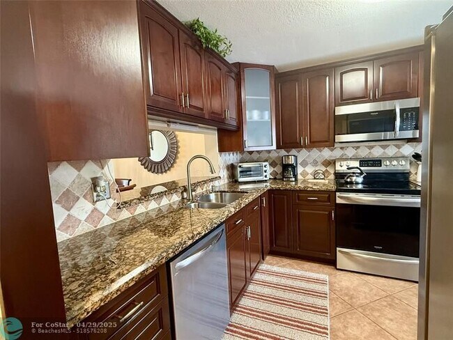 Foto del edificio - 4725 Lucerne Lakes Blvd