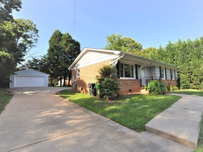Foto del edificio - 7323 Idlewild Rd, Charlotte, NC 28212