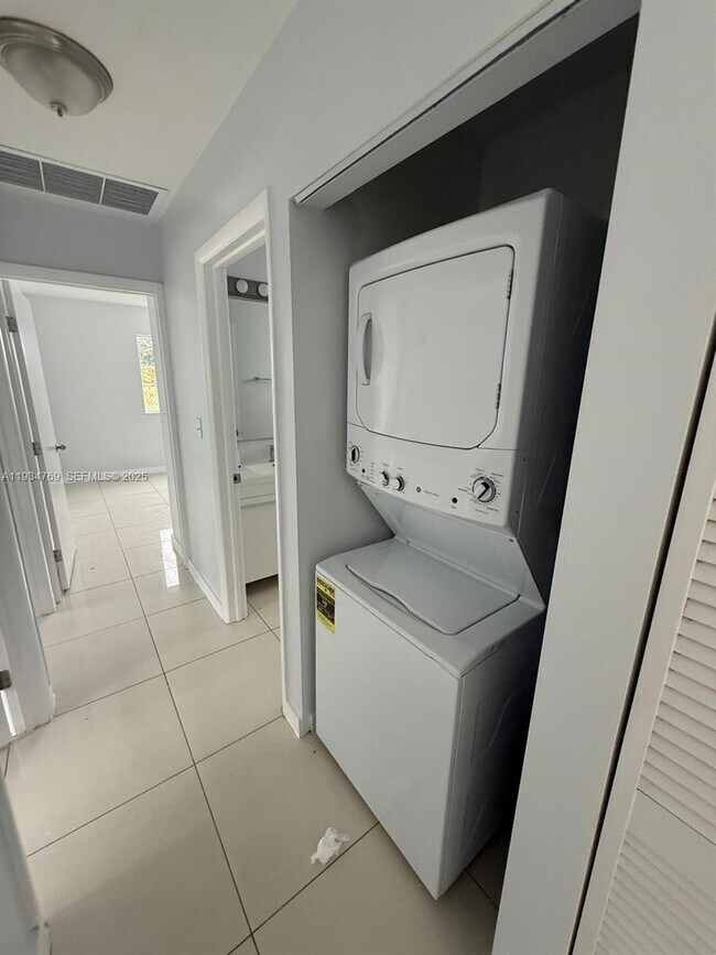 Foto del edificio - 2121 NW 72nd St