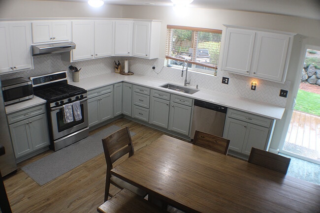 Building Photo - 450 NW Nesvik Way