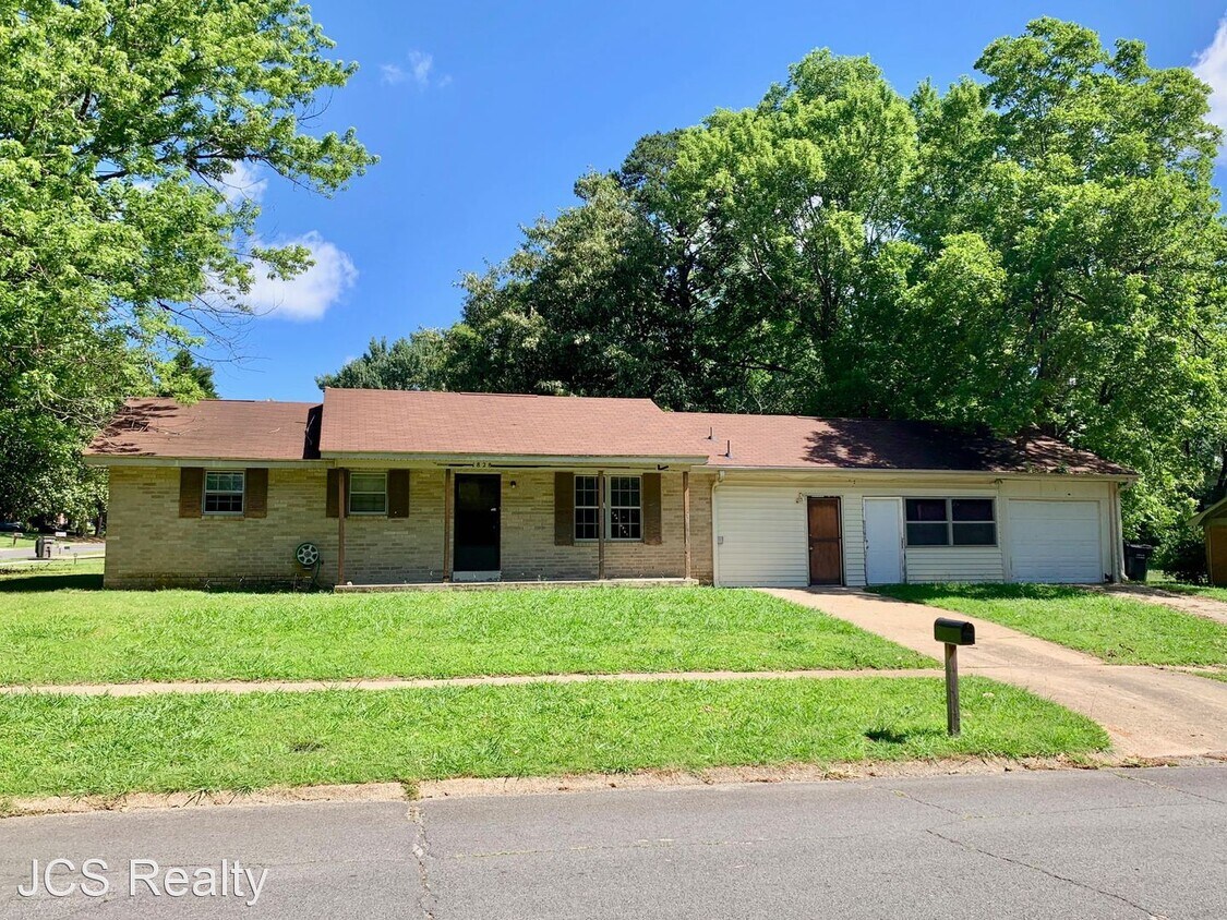 Primary Photo - 3 br, 1.5 bath House - 1828 W. College Ave.