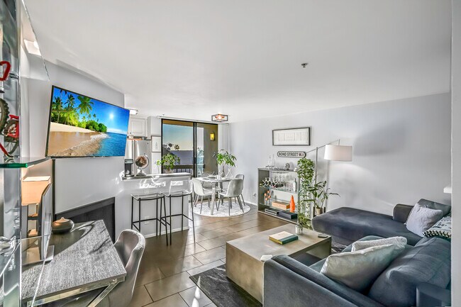 Sala de estar con chimenea - 7320 Hawthorn Ave