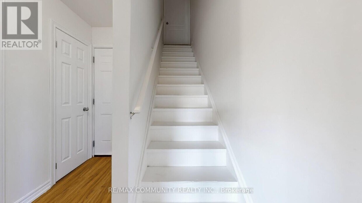 Photo principale - 38-38 Fairview Rd W