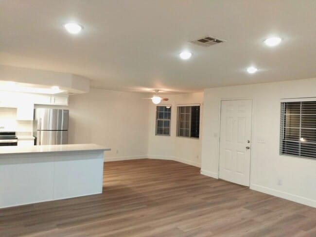 Building Photo - NEWLY UPDATED CONDO WITH BALCONY NEAR SUMMERLIN