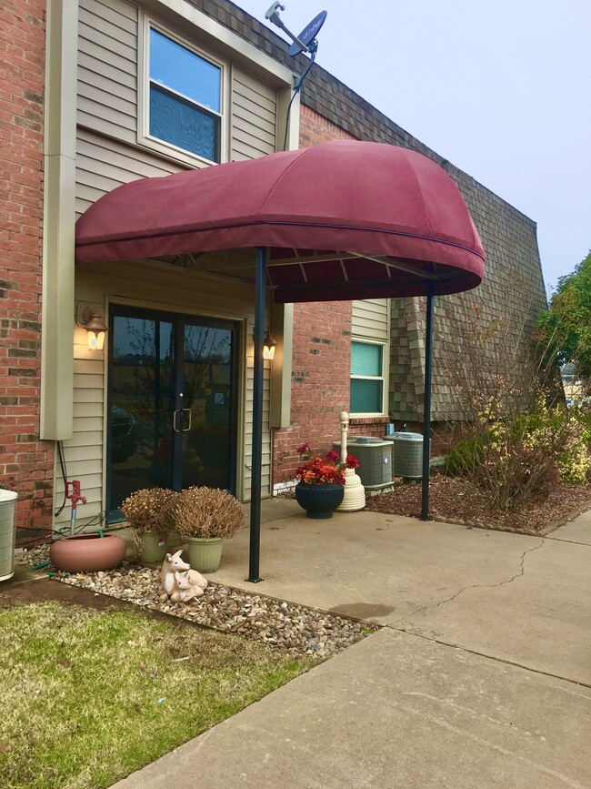 front covered entryway - 828 W Park Ave