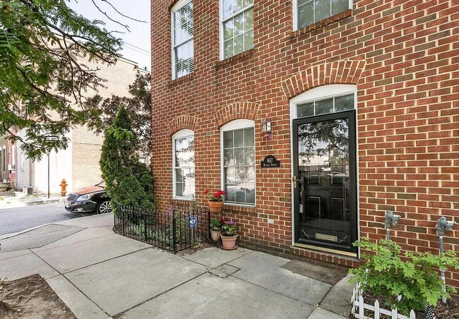 Building Photo - Coming Soon – 3BR/4BA End-Unit Townhome wi...