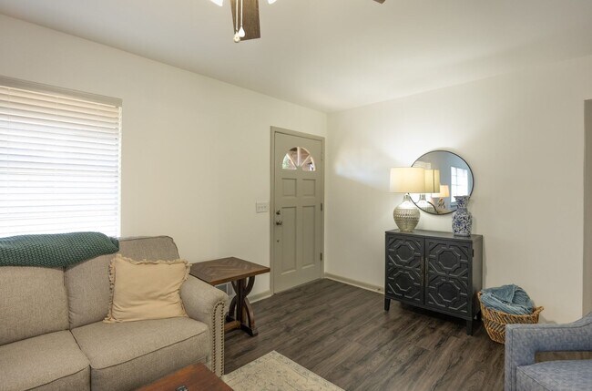 Foto del edificio - 523 Pitt Moore Rd