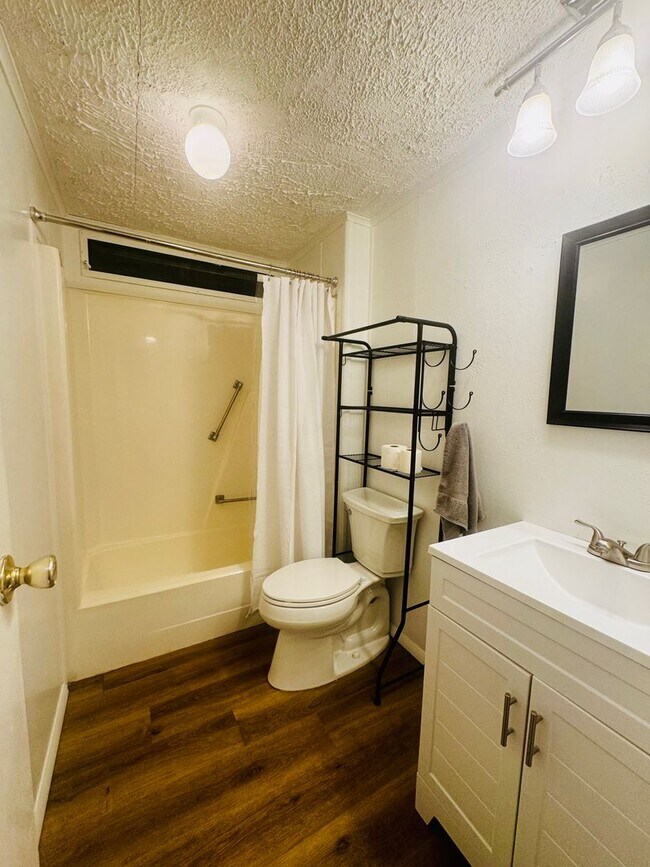 Foto del edificio - Welcome to your Florida retirement dream in desirable Hollywood Estates.
