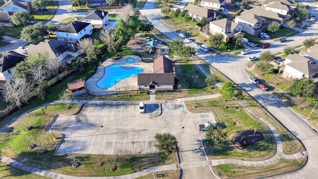 Foto del edificio - 6703 Crescent Creek Ln