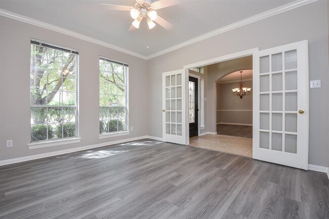 Building Photo - 2110 Venezia Dr