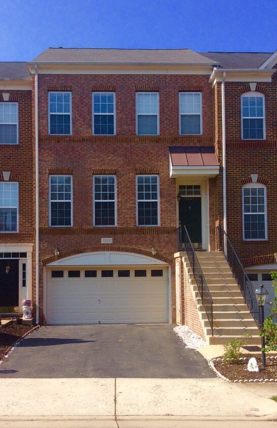 24691 Siltstone Square, Stone Ridge, VA 20105 Townhome Rentals in