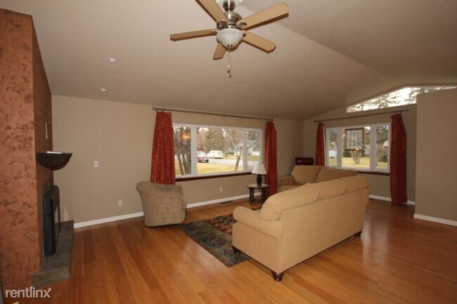 Building Photo - 5 br, 3 bath House - 819 E 10th Street