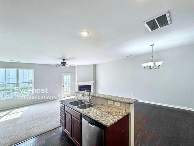 Building Photo - 1015 Skyler Ln
