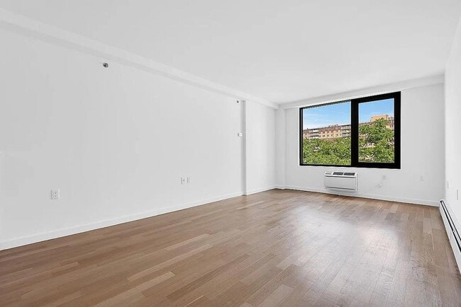 Foto del edificio - 91-16 Shore Front Pkwy