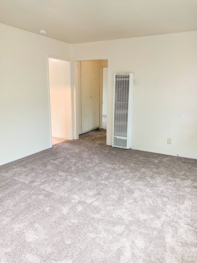 Building Photo - LAUR62-64