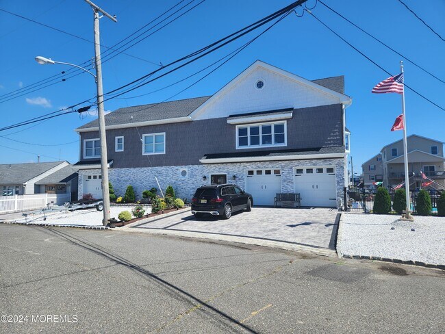 Foto del edificio - 241 Fernwood Dr