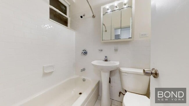 Building Photo - 228 E 89th St