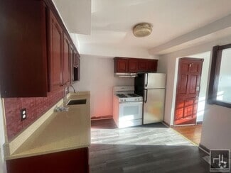 Building Photo - SPACIOUS AND  VERY BRIGHT 3 BEDROOMS  PINE...