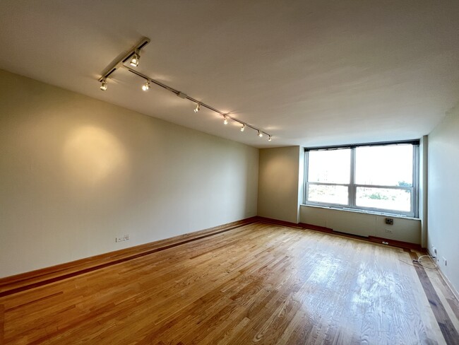 Building Photo - 720 W Gordon Terrace