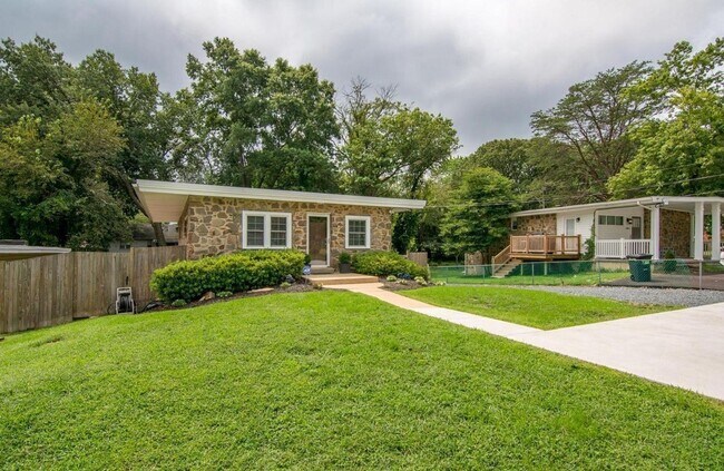 Foto del edificio - Captivating 3 BR/2 BA Single Family Home i...