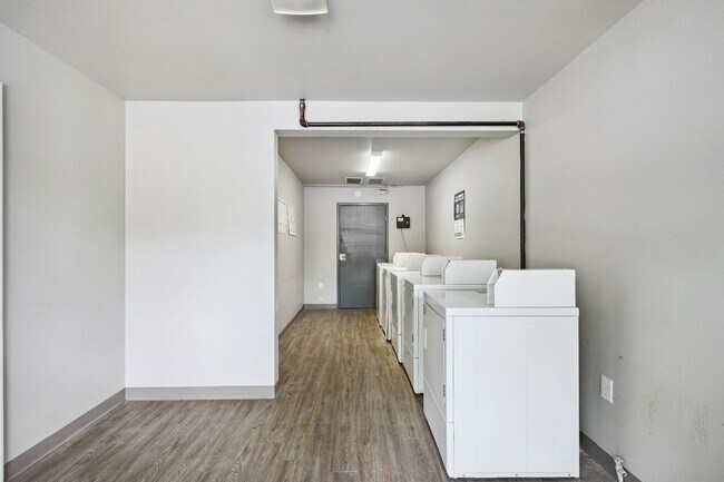El servicio de lavandería en cada edificio ofrece a los residentes una solución sencilla que ahorra tiempo en casa. - Westview Apartments