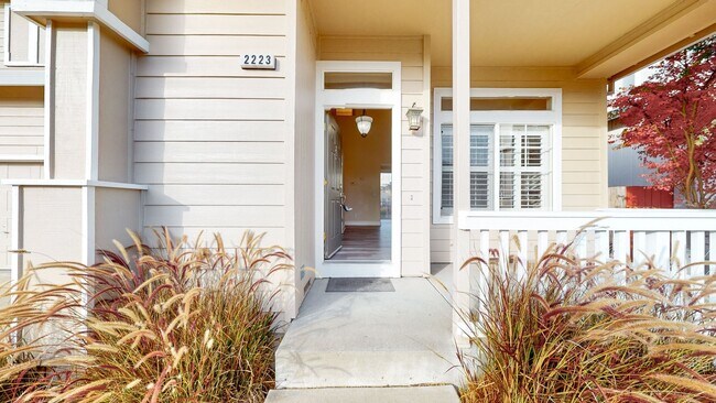 Foto del edificio - Pristine 3 bedroom 2.5 bath two story home...