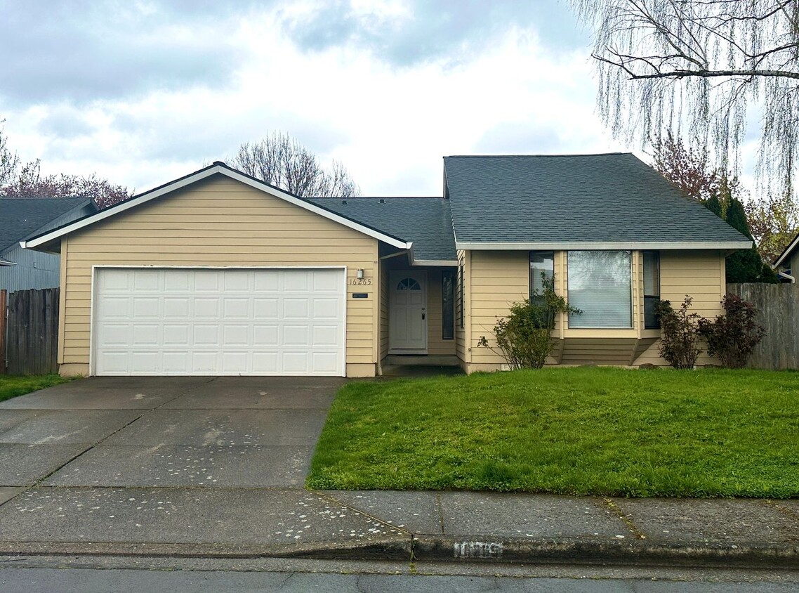 Primary Photo - Terrific Bethany home with fully fenced ba...