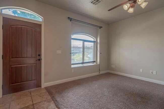 Foto del edificio - Upgraded 3 Bedroom Townhome in Desirable Southgate Community
