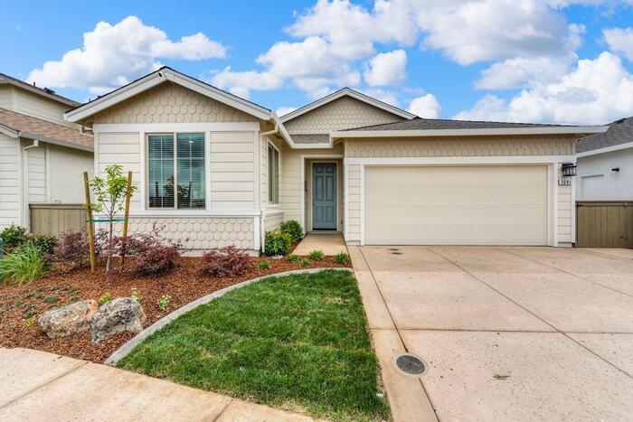 Foto principal - Beautiful Former Model Home For Rent! All the upgrades!