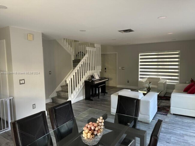 Foto del edificio - 9960 NW 51st Ln