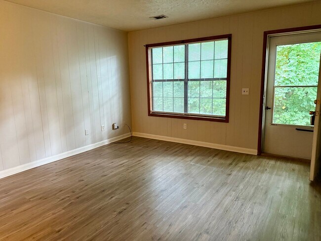 Foto del edificio - 2 bedroom/1 bath New paint and floors.