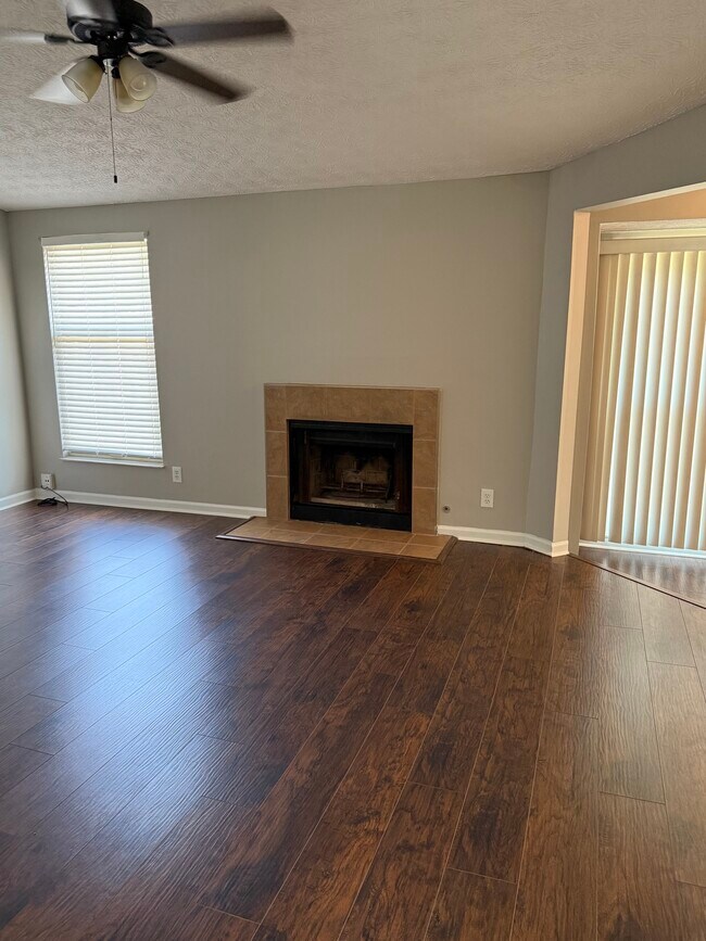 Pintura fresca y chimenea acogedora - 4283 Parkview Ct