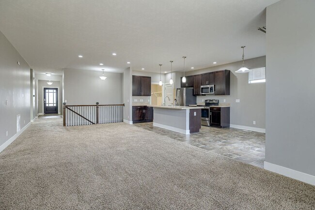 Foto del edificio - Amazing 4 Bedroom in West Omaha With Acces...