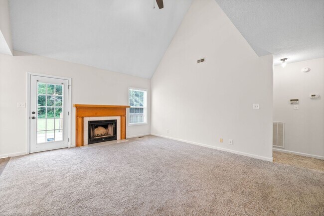 Building Photo - Awesome 3 Bedroom/2.5 Bath with Large Bonu...