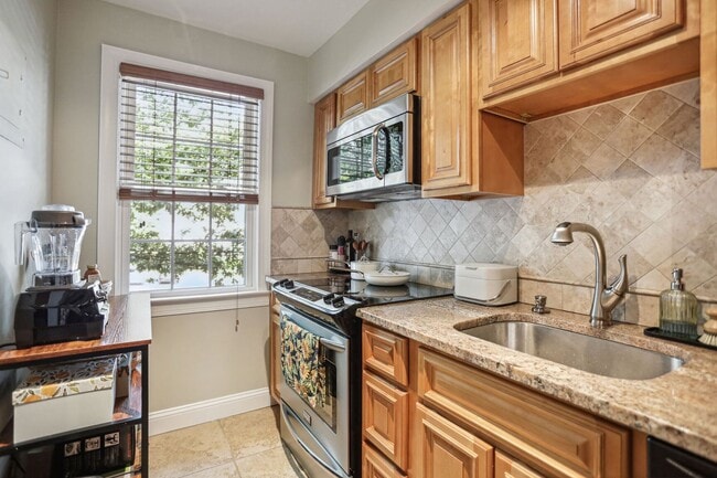 Building Photo - Spacious 2BR/1BA in Rock Creek Gardens!