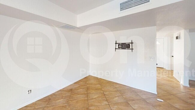 Building Photo - 2338 W Lindner Ave
