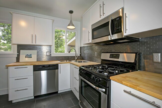 Foto del edificio - Rent this Gorgeous Fully Updated 3 Bd/ 1.5...