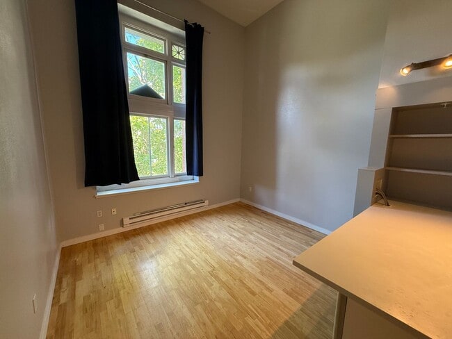 Building Photo - 1 Bedroom Loft with Parking in Prime SoMa Location