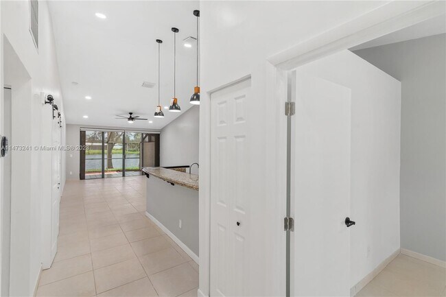 Foto del edificio - 1315 NW 122nd Terrace