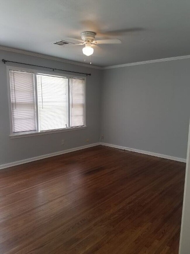 Foto del edificio - Riverside doll house w/hardwoods