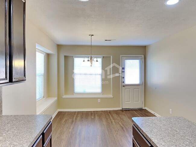 Foto del edificio - 8119 Silent Deep Dr