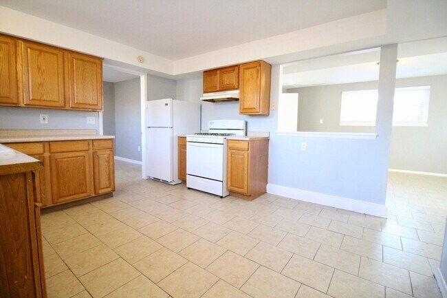 Building Photo - 4 bedroom, 1.5 bath bi-level on Warren Roa...