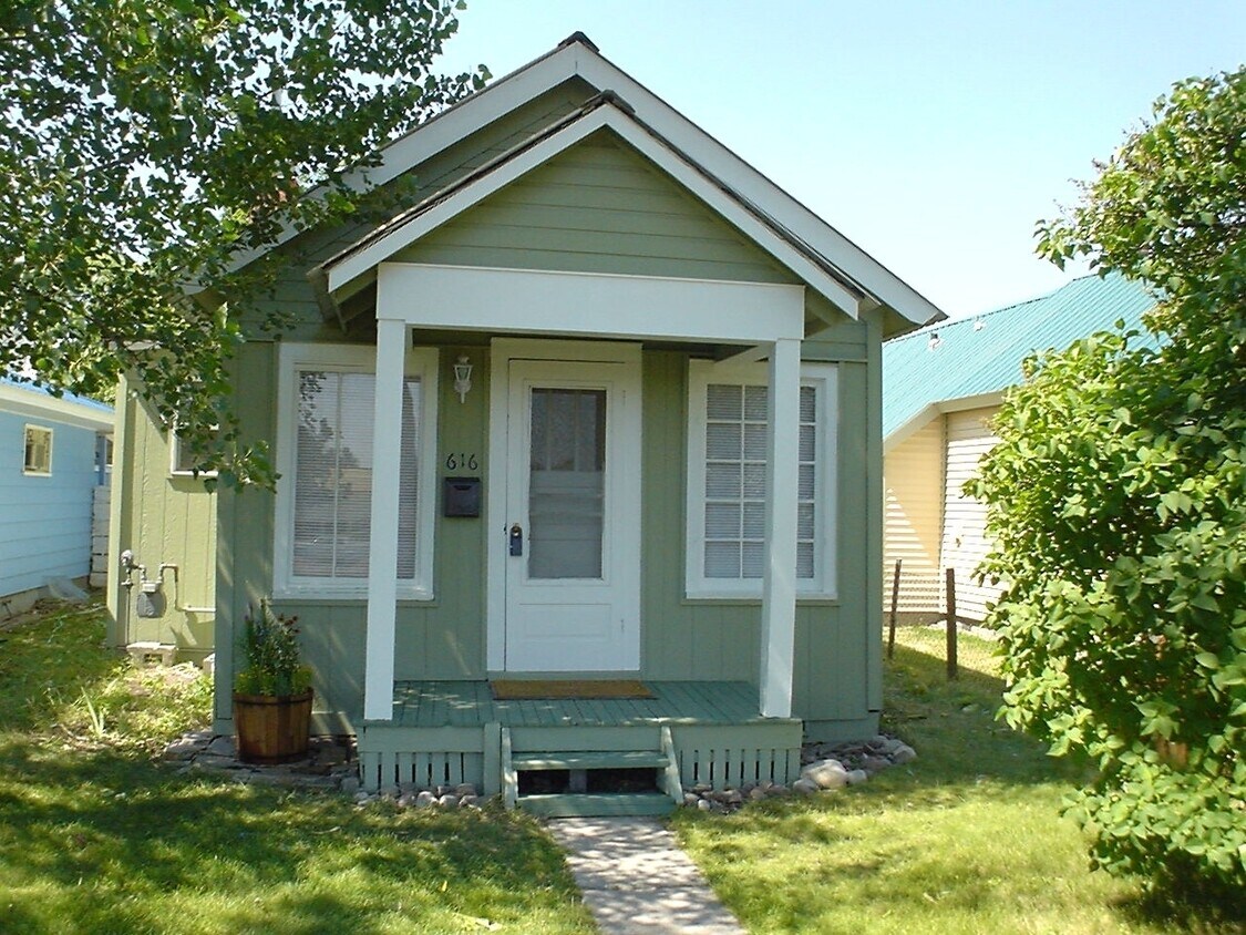Primary Photo - COZY 2 BEDROOM VINTAGE HOME